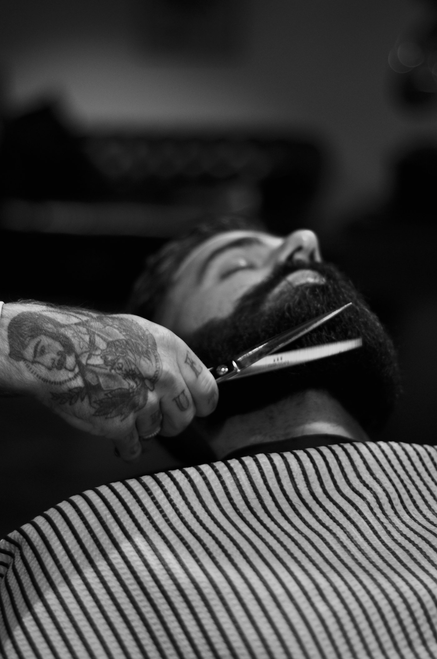 Baard wordt getrimd met een schaar