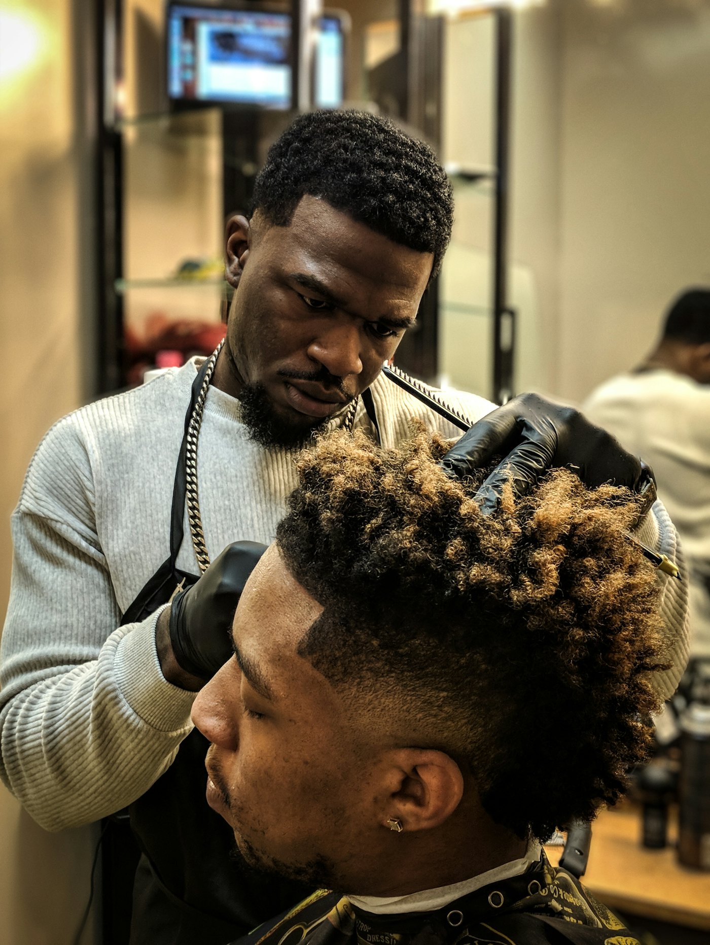 Kapper zet een fade met de tondeuse