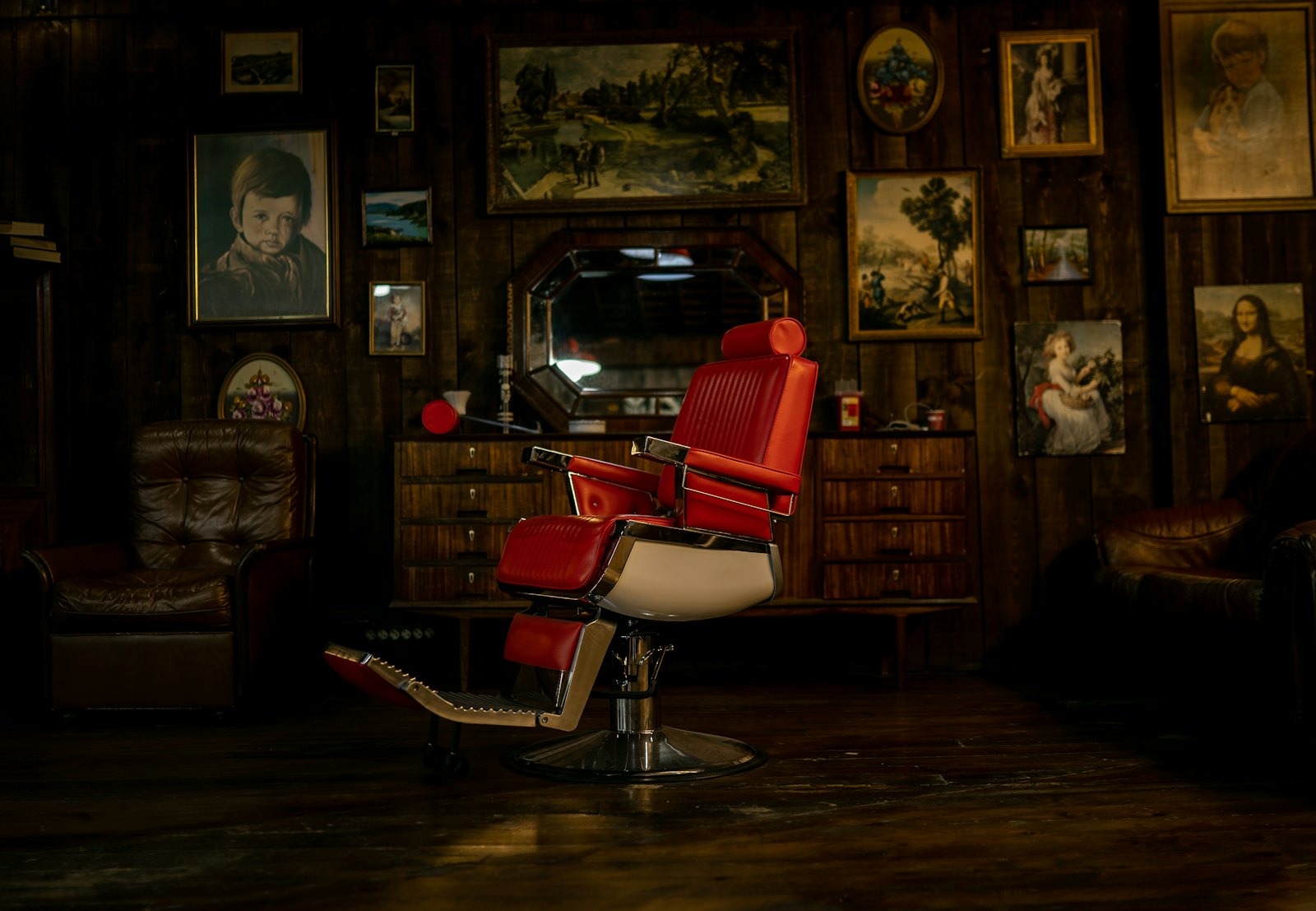 Rode leren kappersstoel